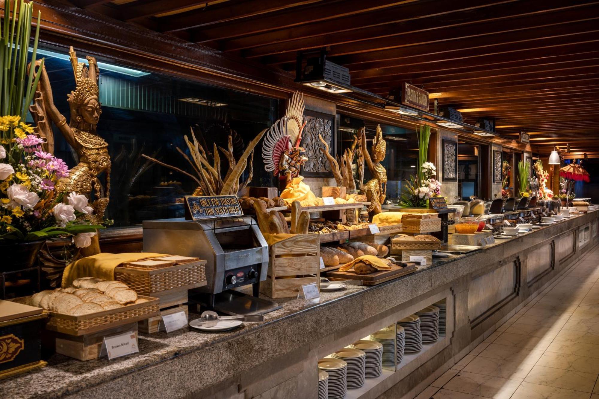 Prama Sanur Beach Bali מראה חיצוני תמונה A buffet at a hotel